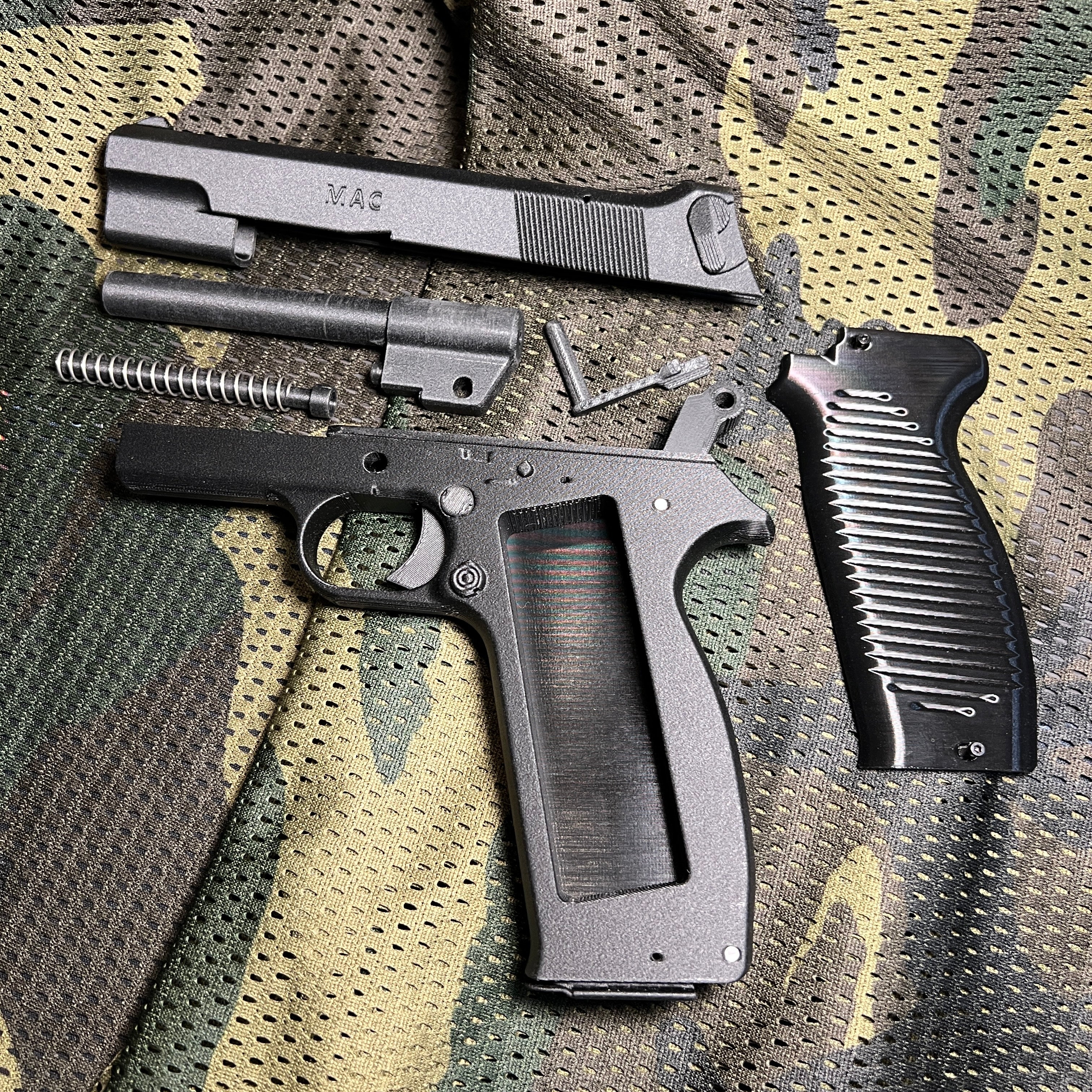 Reproduction factice pistolet MAC50
